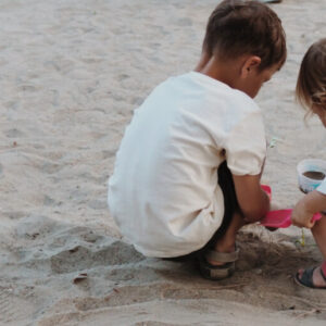 Co zrobić, gdy dziecko je piasek lub ziemię