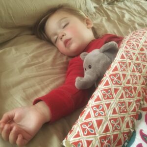 Jak wyciszyć dziecko przed snem za pomocą zabaw wyciszających