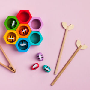 Pomoce i zabawki Montessori: czy warto je kupować dziecku?